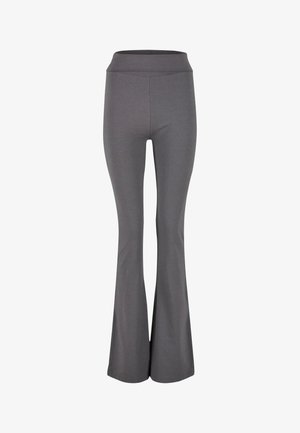 Šedé rozšířené kalhoty vyrobené z měkké, pružné látky. Mají vysoký pas a hladkou texturu bez dalších vzorů nebo dekorativních prvků.