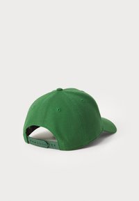 Grøn baseball cap lavet af stof, med en buet skygge, justerbar snapback lukning og ventilationshuller på kronen.