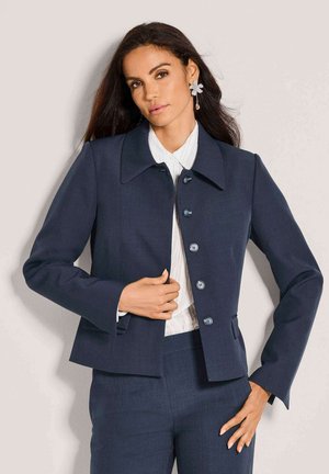 Marineblaues, maßgeschneidertes Jackett mit Reverskragen, langen Ärmeln und Knopfleiste. Glatte Textur mit dezentem, leichtem Glanz.