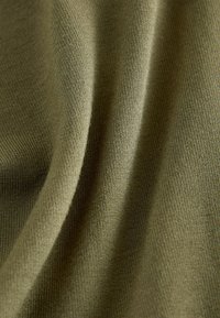 Olivengrønt stof med en glat, struktureret overflade, der har et fint ribbet mønster. Letvægts og fleksibelt, ideelt til forskellige beklædningsgenstande.