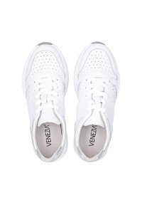 Białe sneakersy z perforowanym wzorem, wyposażone w sznurowadła i zaokrąglony czubek. Wykonane ze skóry, z teksturowaną powierzchnią i gumową podeszwą.