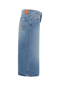 Ljusblå denimkjol i knälängd. Har en rak skärning, bakfickor och lädermärke i midjan. Synlig bomullstextur.