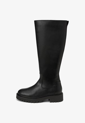 Botte noire montante en cuir lisse, avec un bout arrondi, une semelle épaisse avec des crampons et un design minimaliste.