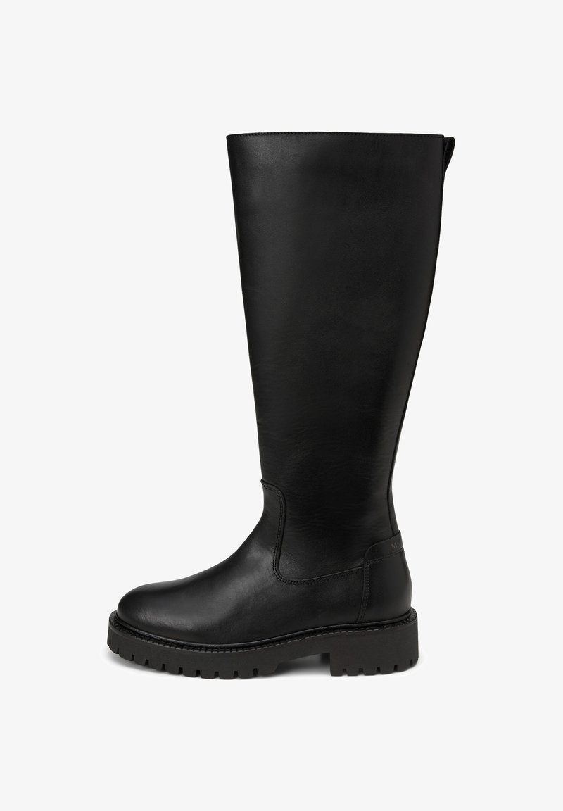 Botte noire montante en cuir lisse, avec un bout arrondi, une semelle épaisse avec des crampons et un design minimaliste.