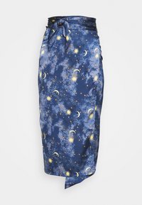 Navy Satinrock mit himmlischen Mustern von Sternen, Monden und kosmischen Texturen, ausgestattet mit einem gebundenen Taillen-Detail und asymmetrischem Saum.