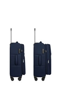 Valigia rigida blu navy con finitura texturizzata, doppia cerniera, maniglie laterali e quattro ruote girevoli a 360 gradi per una maggiore manovrabilità.