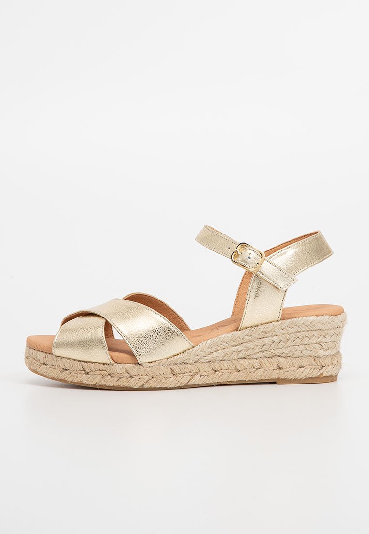 Kanna Sandalen met sleehak goudkleurig