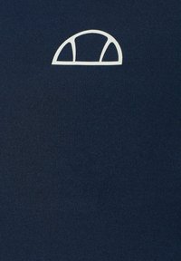 Marineblauwe stof met een gebogen wit logo in de bovenste linkerhoek, een gladde textuur en een slim-fit ontwerp dat geschikt is voor casual wear.