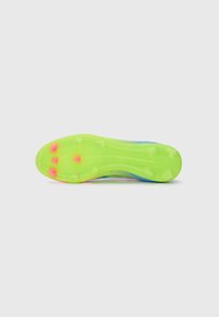 Talpa de cramponi de fotbal verde lime cu o suprafață texturată, șase cuie cu accente roz și o formă curbată pentru o tracțiune îmbunătățită.