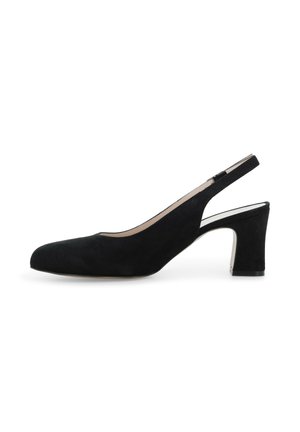 Décolleté slingback in camoscio nero con tacco a blocco e punta arrotondata, design minimalista su sfondo bianco.
