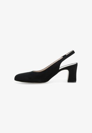 Décolleté slingback in camoscio nero con tacco a blocco e punta arrotondata, design minimalista su sfondo bianco.