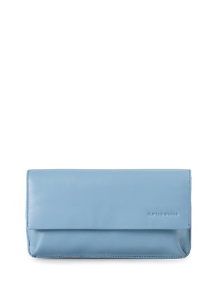 Portafoglio in pelle azzurro chiaro con chiusura a pattina e nome del marchio discretamente impresso nell'angolo in basso a destra.