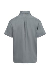 Grijs shirt met korte mouwen, gemaakt van een geweven stof. Voorzien van een traditionele kraag en een split aan de achterkant voor bewegingsvrijheid.