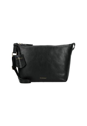 Borsa a tracolla in pelle nera con chiusura a zip, tracolla regolabile e logo in rilievo dorato. Presenta un tag sospeso con dettagli del logo.