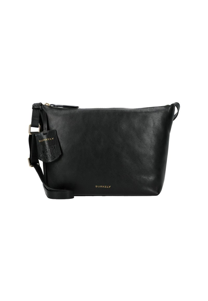 Borsa a tracolla in pelle nera con chiusura a zip, tracolla regolabile e logo in rilievo dorato. Presenta un tag sospeso con dettagli del logo.