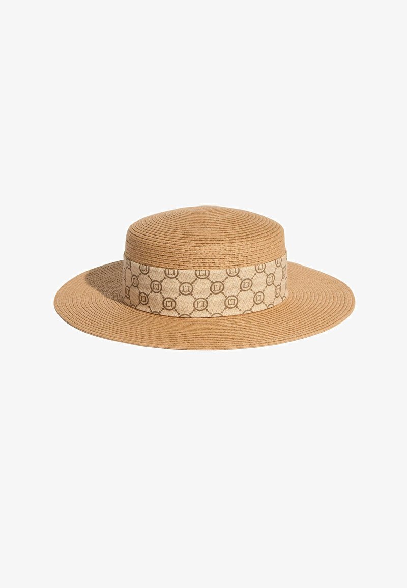 Sombrero de paja color tostado de ala ancha con una cinta beige estampada que presenta diseños circulares entrelazados del logo.