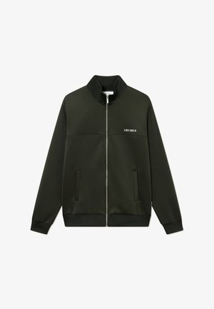 Mørkegrøn zip-jakke i glat stof, med høj krave, to sidelommer og et hvidt logo på venstre bryst.