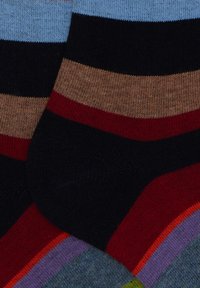 Calzini multicolori con strisce orizzontali in blu, nero, marrone, rosso e viola. Realizzati in un morbido materiale lavorato a maglia.