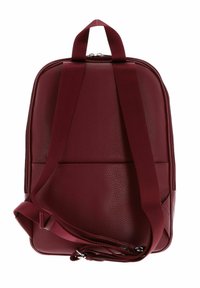 Sac à dos en cuir bourgogne avec surface texturée, fermeture éclair, poignée supérieure et bretelles en tissu réglables avec quincaillerie contrastante.