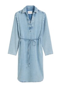 Robe chemise en denim bleu clair avec des manches longues, un col en V et une taille cintrée. Présente une coupe décontractée et un ourlet qui tombe sous le genou.