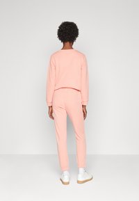 GANT TONAL SHIELD - Treniņtērpa apakšdaļas - peachy pink
