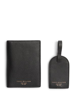 Tommy Hilfiger, LEATHER PASSPORT HOLDER AND LUGGAGE TAG GIFT BOX - Ключодържател - black