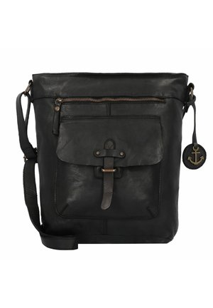 Borsa messenger in pelle nera con chiusura a zip superiore, tasca anteriore con pattina chiusa da una cinghia e un pendente decorativo a forma di ancora. Dotata di una tracolla regolabile.