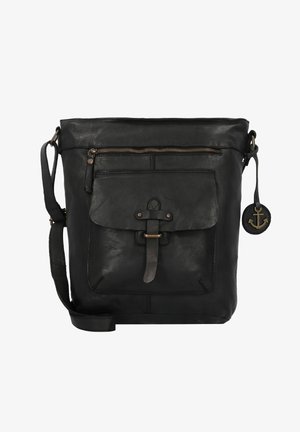 Zwarte leren schoudertas met een bovenste ritssluiting, een voorflapzak die met een riem is beveiligd en een decoratieve ankerhanger. Voorzien van een verstelbare schouderband.