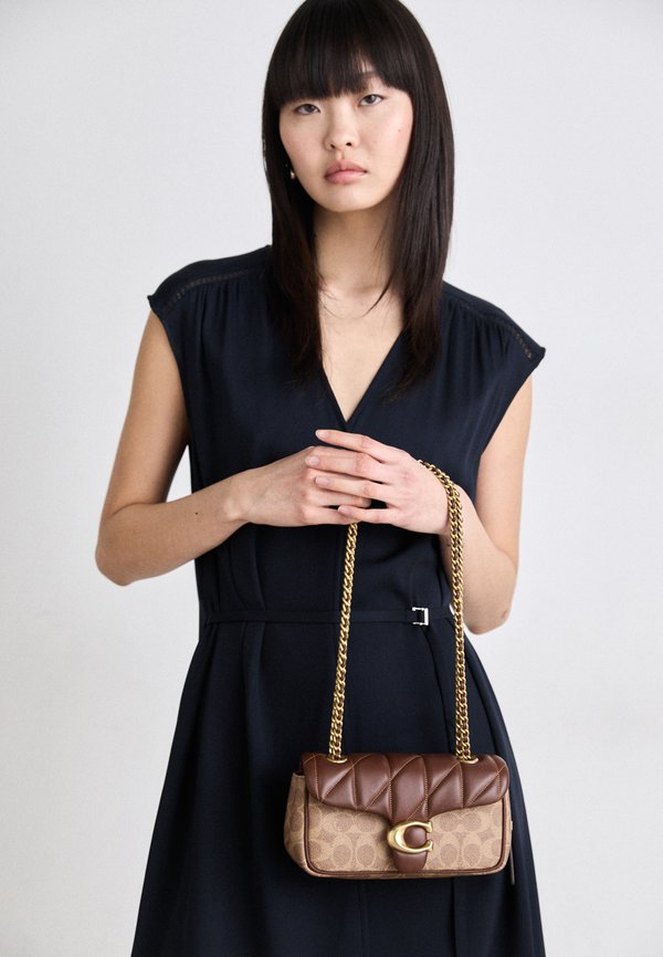 QUILTED SIGNATURE TABBY SHOULDER BAG 20 WITH CHAIN - Handbag4