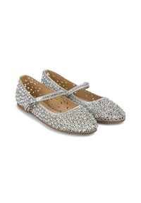 Zapatos planos plateados con puntera redondeada, adornados con cristales de Rhinestone transparentes, presentan una correa decorativa y detalles recortados en los laterales.