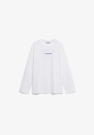 Maglietta bianca a maniche lunghe con scollo a girocollo, con piccolo testo blu "ARMEDANGELS" al centro del petto, mostrata su uno sfondo bianco semplice.