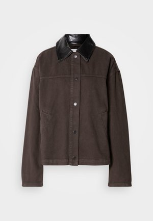 Braune Baumwolljacke mit einem schwarzen Lederkragen, vorderem Knopfverschluss, seitlichen Taschen und einer lockeren Passform.