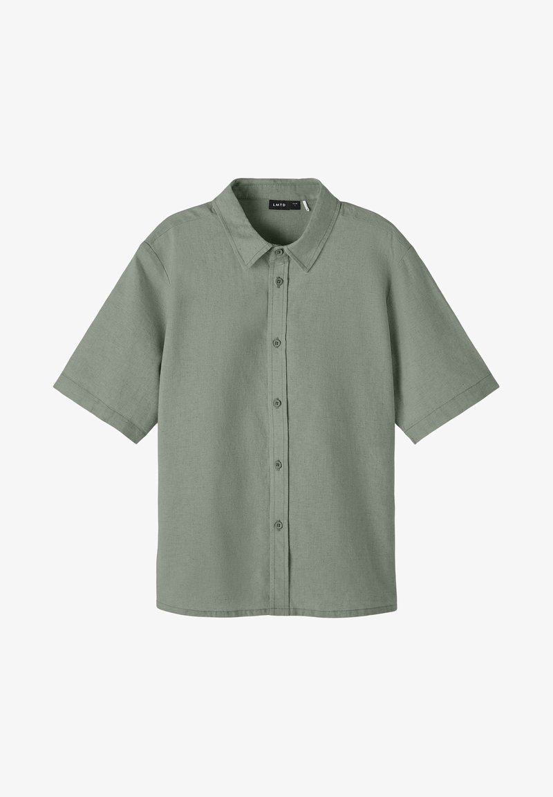 Chemise à manches courtes vert clair, avec boutons, fabriquée dans un tissu texturé, dotée d'un col classique et d'une fermeture à boutons sur le devant.
