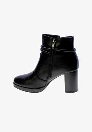 Stivale alla caviglia in pelle nera con cerniera laterale, fibbie decorative e tacco a blocco.