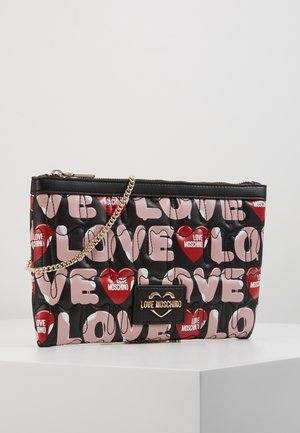 Zwarte Moschino clutch met roze "LOVE" letters, rode hartjes, gouden logo plaatje en een gouden kettingriem op een witte ondergrond.