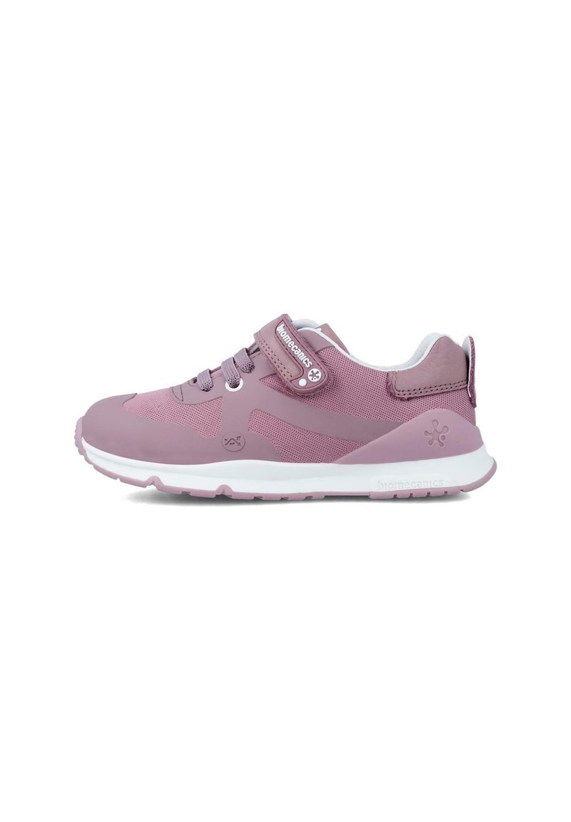 Zapatilla deportiva rosa con materiales de malla y goma, punta redonda, cierre de cordones y tira de Velcro, talón reforzado y suela blanca.
