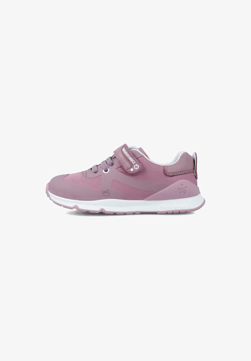 Zapatilla deportiva rosa con materiales de malla y goma, punta redonda, cierre de cordones y tira de Velcro, talón reforzado y suela blanca.