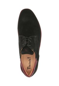 Schwarzer Wildlederschuh mit runder Zehenpartie, der dunkelrote Akzente um den Schaft und die Zunge sowie schwarze Schnürsenkel aufweist. Die Innenauskleidung zeigt den Markennamen.