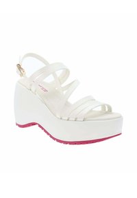 Sandali platform bianchi con più cinturini incrociati, suola in gomma con un accento rosa e fibbia regolabile per una vestibilità ottimale.