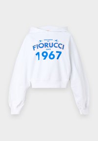 Hvit kortermet hettegenser med lange ermer, med blå og rød tekstdesign: "DREAMING OF FIORUCCI SINCE 1967" og to blå detaljer.