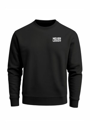 Schwarzer Pullover mit Rundhalsausschnitt, langen Ärmeln und strukturierter Stoffqualität. Auf der linken Brust vorne befindet sich das weiße "NEVER LESS®"-Logo.