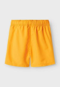 Pantalones cortos amarillos con cintura elástica, fabricados en un tejido suave con una textura lisa, que presentan un diseño simple y clásico.