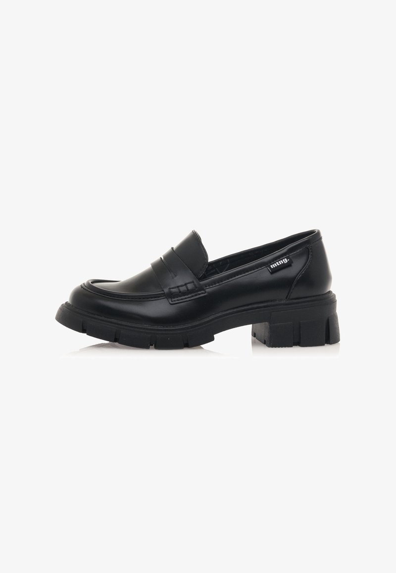 Chaussure mocassin en cuir noir avec un embout arrondi, une semelle épaisse à relief et une couture décorative sur le panneau avant. Présente une étiquette de logo sur le côté.