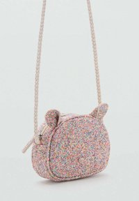 Piccola borsa rosa con macchie multicolori, orecchie d'orso, tracolla intrecciata e chiusura con zip. Realizzata in materiale testurizzato, con forma ovale.