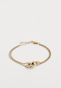 Gulltonet armbånd med to tvinnede kjedestroker, en intrikat knyttet midtpunkt og en sikker lås for justerbar lengde.