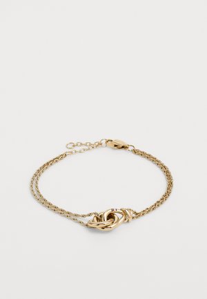 Gulltonet armbånd med to tvinnede kjedestroker, en intrikat knyttet midtpunkt og en sikker lås for justerbar lengde.