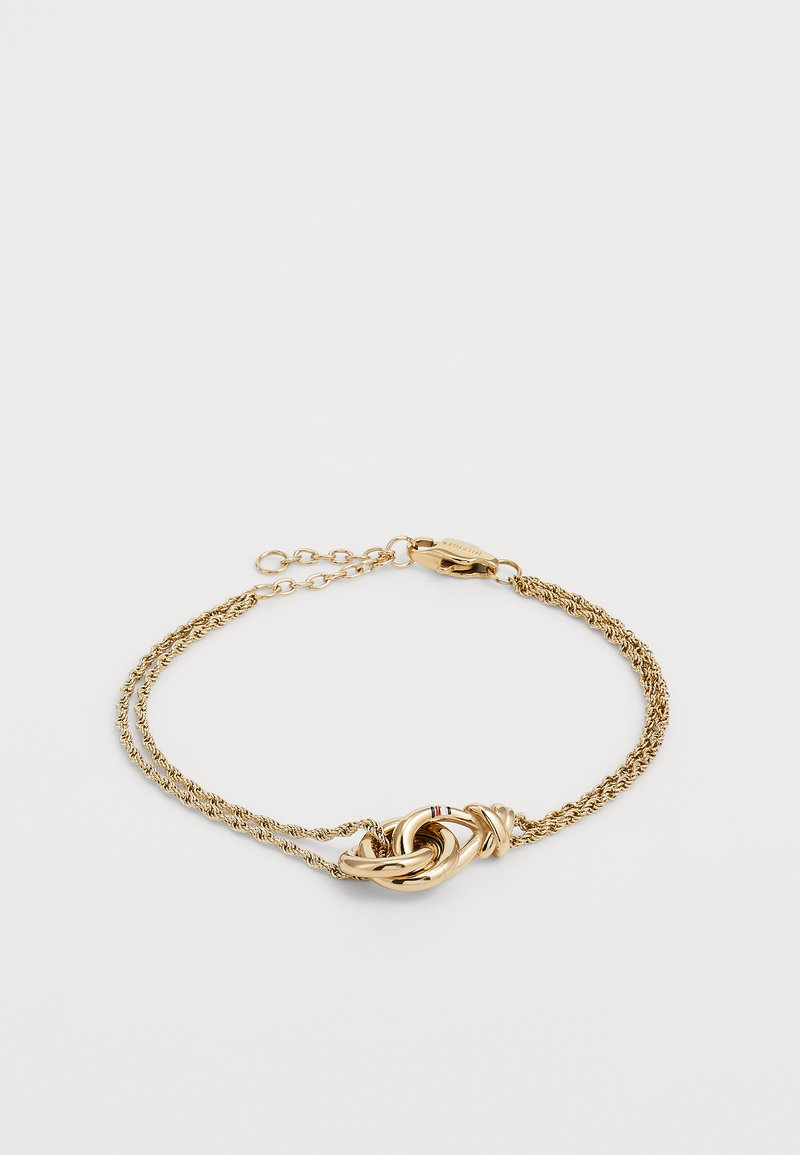Gulltonet armbånd med to tvinnede kjedestroker, en intrikat knyttet midtpunkt og en sikker lås for justerbar lengde.