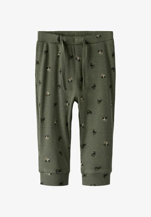 Ribbed, oliivrohelised treeningpüksid, millel on stabiilselt reguleeritav vöökoht. Musta ja beeži värvi väikesed traktorimustrid on üle kogu pükste pinna. Tõmblukud pahkluude juures.