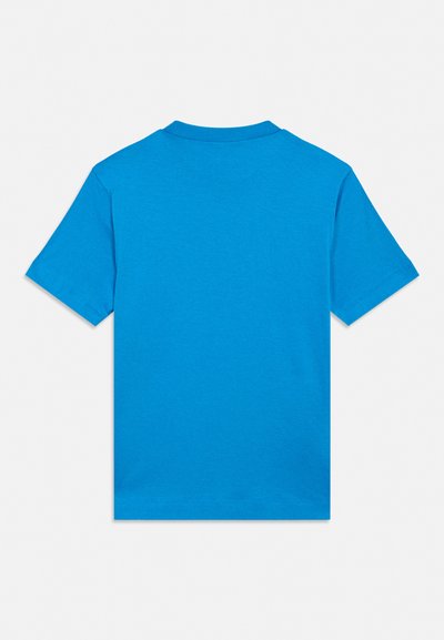 Svijetloplava kratka majica s kratkim rukavima prikazana s leđa s okruglim izrezom i jednostavnim, besprijekornim dizajnom.