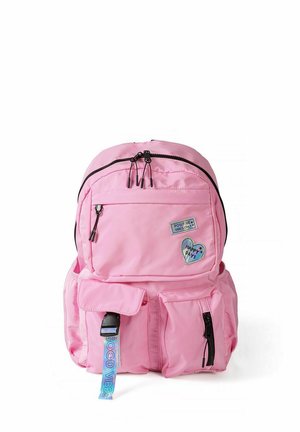 Roze rugzak met meerdere vakken, zwarte ritsen en patches met de teksten "Positive vibes only" en "Happy days,", plus een "Good vibes" riem.